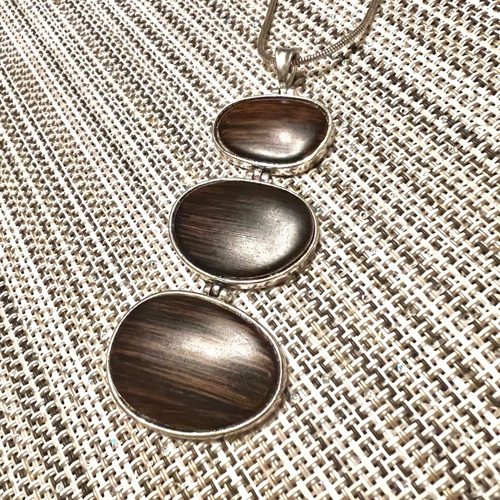 NEW Elegant Silver and Triple Brown Pendant Necklace.